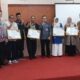 Kepala Balai Bahasa Aceh menyerahkan piagam penghargaan kepada enam Pemerintah Kabupaten/Kota yang berhasil melakukan revitalisasi bahasa daerah dalam acara PHBII di Aula BBA Jalan Panglima Nyak Makam, Lampineung, Banda Aceh, Kamis (27/02/25).(Waspada/T.Mansursyah)