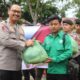 Kapolres Langkat AKBP David Triyo Prasojo ketika memberikan paket sembako Ramadhan kepada salah seorang mahasiswa, Kamis(27/2/25).Waspada/ist. 