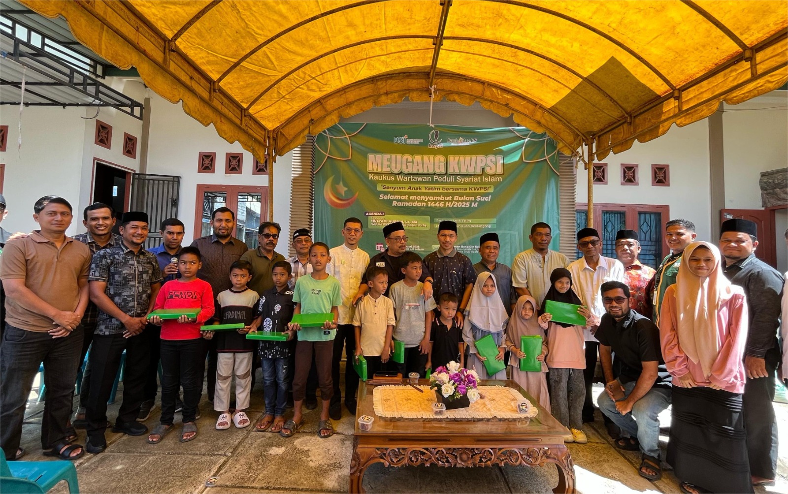 KWPSI Meugang Bersama Dan Santuni Anak Yatim Pengurus KWPSI foto bersama anak yatim usai penyerahan santunan. Waspada/Munawardi