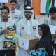 Rektor UIN Ar-Raniry, Prof Dr Mujiburrahman MAg bersama perwakilan Yayasan Khalifa bin Zayed Al Nahyan, Syaikh Hamood Mattar Salim menyerahkan paket secara simbolis di Auditorium Prof Ali Hasjmy, Kamis (27/2/2025). Waspada/Munawardi