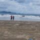 Tim SAR Banda Aceh bersama personel gabungan menggunakan Rubber Boat melakukan pencarian korban tenggelam di pantai Riting, Lhoknga, Aceh Besar, Kamis (27/2). (Waspada/Ist)