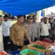 Pj. Wali Kota Sabang, Andri Nourman dan Waka Polres Sabang, Kompol Ridwan, SE, MSi melakukan pengecekan harga kebutuhan pokok di pasar pagi Sabang. (Waspada/ist)