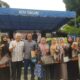 AKP Evizarrianto bersama istri foto bersama dengan Kepala Puskesmas Penanggalan, Sarifin Kombih (dua kiri). (Waspada/Khairul Boangmanalu)