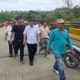 Asisten Kesejahteraan Rakyat dan Pemerintahan Pemkab Deliserdang Citra Effendi Capah dan lainnya saat meninjau jembatan yang ditemukan sepeda motor Kades Liang Pematang. (Waspada/ist).