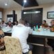 Asisten Perekonomian dan Pembangunan Setda Banda Aceh, Fadhil, saat memimpin rapat pembahasan mengenai lokasi penjualan takjil selama Ramadhan. (Waspada/Zafrullah)