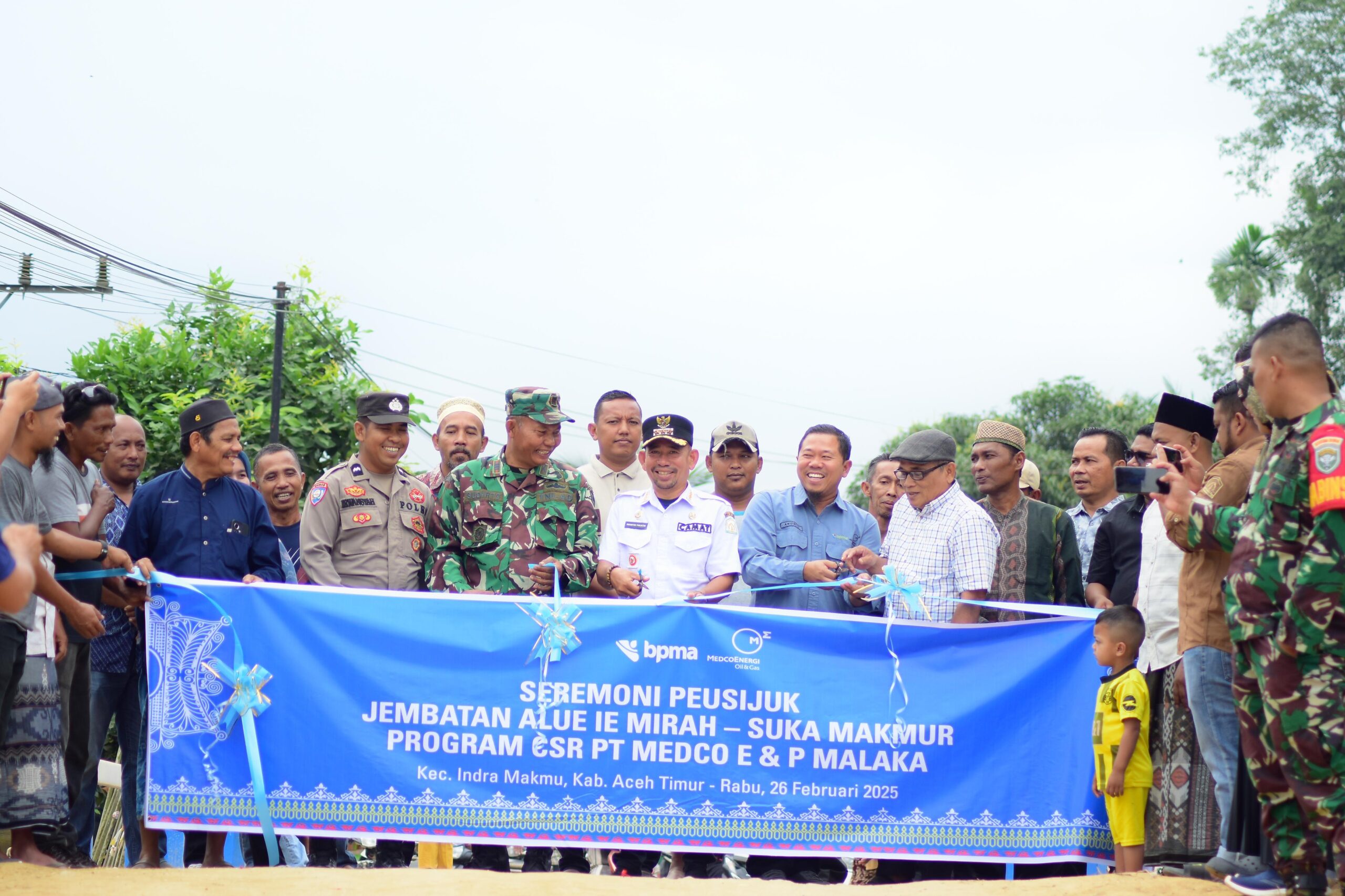 Medco Bangun Jembatan Di Pedalaman Aceh Timur Camat Indra Makmu, Irwansyah Panjaitan didampingi TNI/Polri dan aparatur desa dan tokoh masyarakat meresmikan jembatan penghuhung antar desa di Alue Ie Mirah, Indra Makmu, Aceh Timur, Rabu (26/2). Waspada/Muhammad Ishak