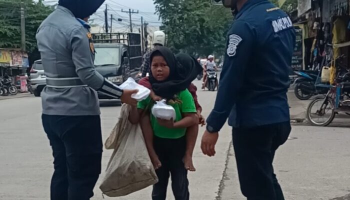 Humas Polrestabes Dan Dishub Kota Medan Gelar Aksi Berbagi Kepada Masyarakat
