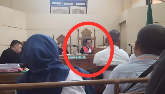 Kasus Penggelapan Di Bank Mega, Joko Widodo Marahi Wartawan Saat Ambil Foto Sidang