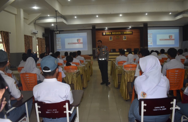 Wakasat Lantas Polrestabes Medan Ajak Murid SMAN 1 Tertib Berlalulintas