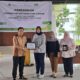 Dr Darmawan Yusuf (kiri) menerima sertifikat pembicara usai mengisi kuliah umum di FH USU, Rabu (19/2). Waspada/Ist