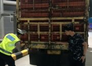 Dit Lantas Poldasu Pasang Stiker Reflektif Kurangi Resiko Kecelakaan