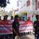 PULUHAN elemen massa dari Koalisi Mahasiswa dan Masyarakat Bersatu Sumatera Utara Sub Jakarta menggelar aksi unjukrasa di depan kantor DPP Golkar Jakarta Barat, Kamis (20/2). Waspada/ist