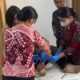 Tim medis rumah sakit mengangkat peluru yang bersarang di kaki pengemudi mobil yang membawa 33 Kg sabu-sabu di Desa Sei Mencirim Kabupaten Deliserdang, Jumat (21/2). Waspada/Ist