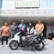 Rektor UMSU. Prof Agussani didampingi para wakil rektor foto bersama peserta peraih hadiah sepeda motor. Waspada/Ist