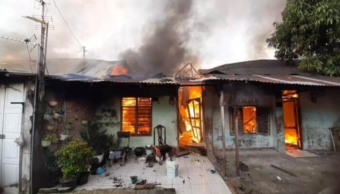 5 Rumah Semi Permanen Ludes Terbakar Di Medan Perjuangan