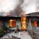 lima unit rumah semi permanen di Jl. Permai Gang Pelikan, Kelurahan Sidorame Timur, Kecamatan Medan Perjuangan, ludes terbakar, Sabtu (22/2). Waspada/ist