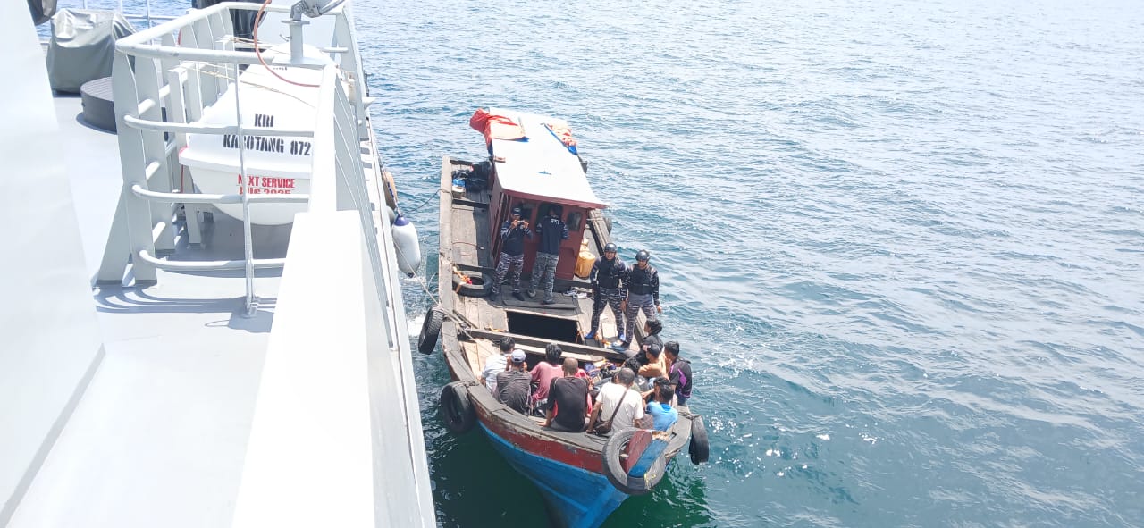 Operasi Kilat, KRI Karotang-872 Cegah Selundupan PMI Dan Satwa Langka Operasi Kilat, KRI Karotang-872 Cegah Selundupan PMI Dan Satwa Langka