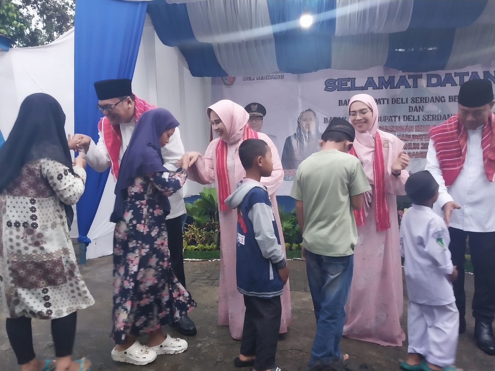 Asri Ludin Tambunan Serahkan Penghargaan Kepada Desa Peraih PBB Terbaik