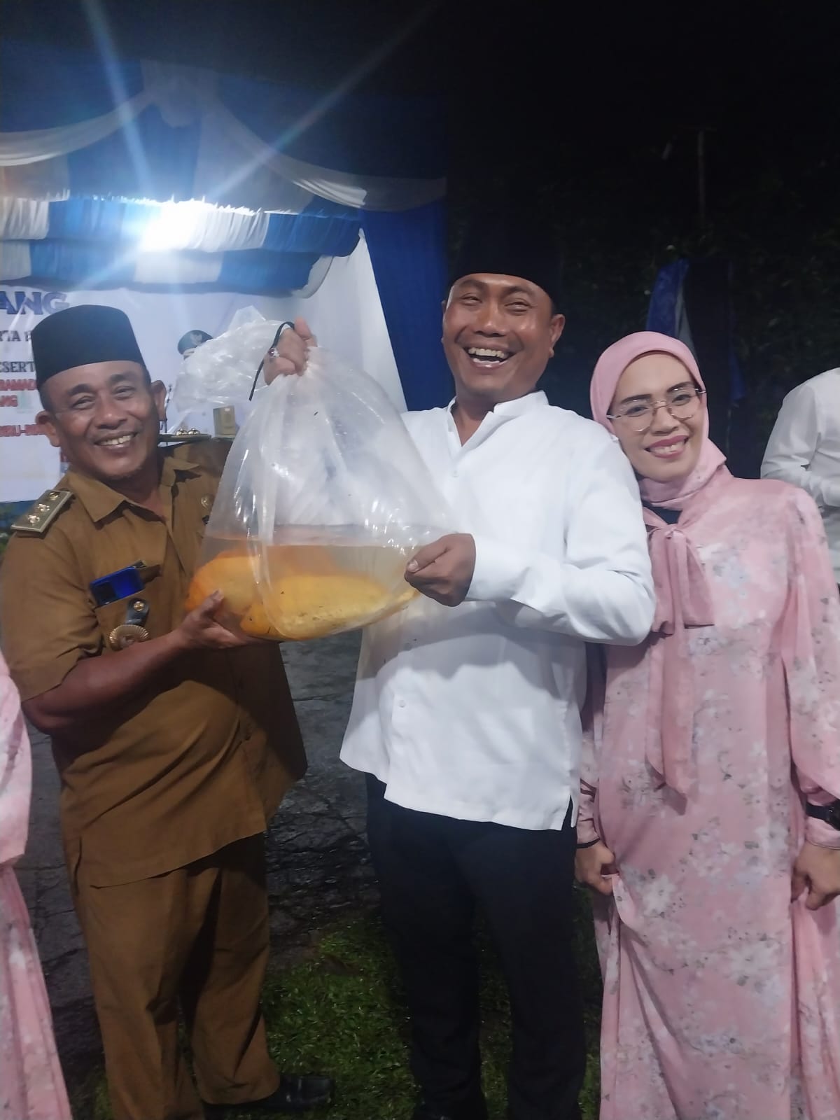 Asri Ludin Tambunan Serahkan Penghargaan Kepada Desa Peraih PBB Terbaik