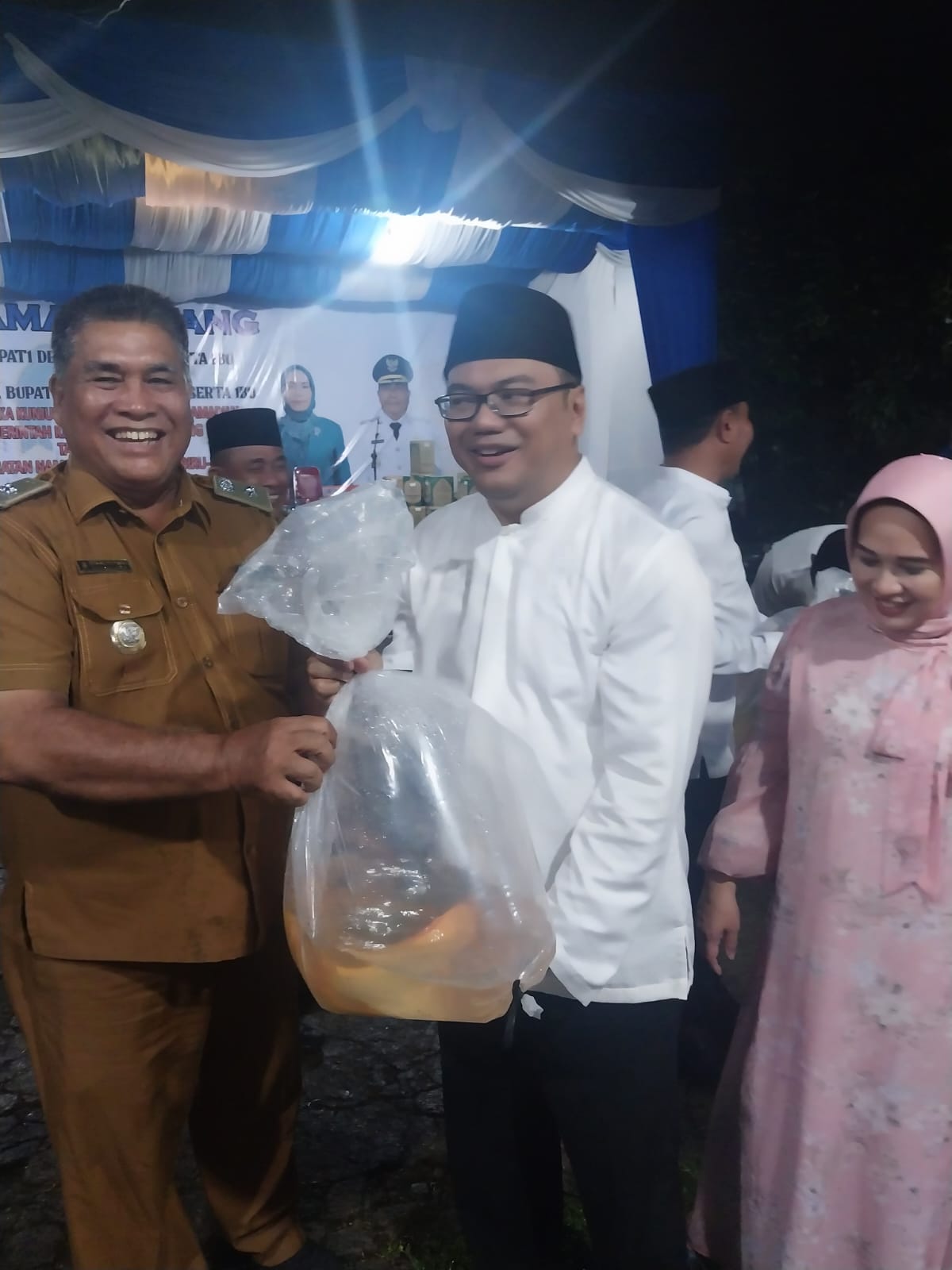 Asri Ludin Tambunan Serahkan Penghargaan Kepada Desa Peraih PBB Terbaik