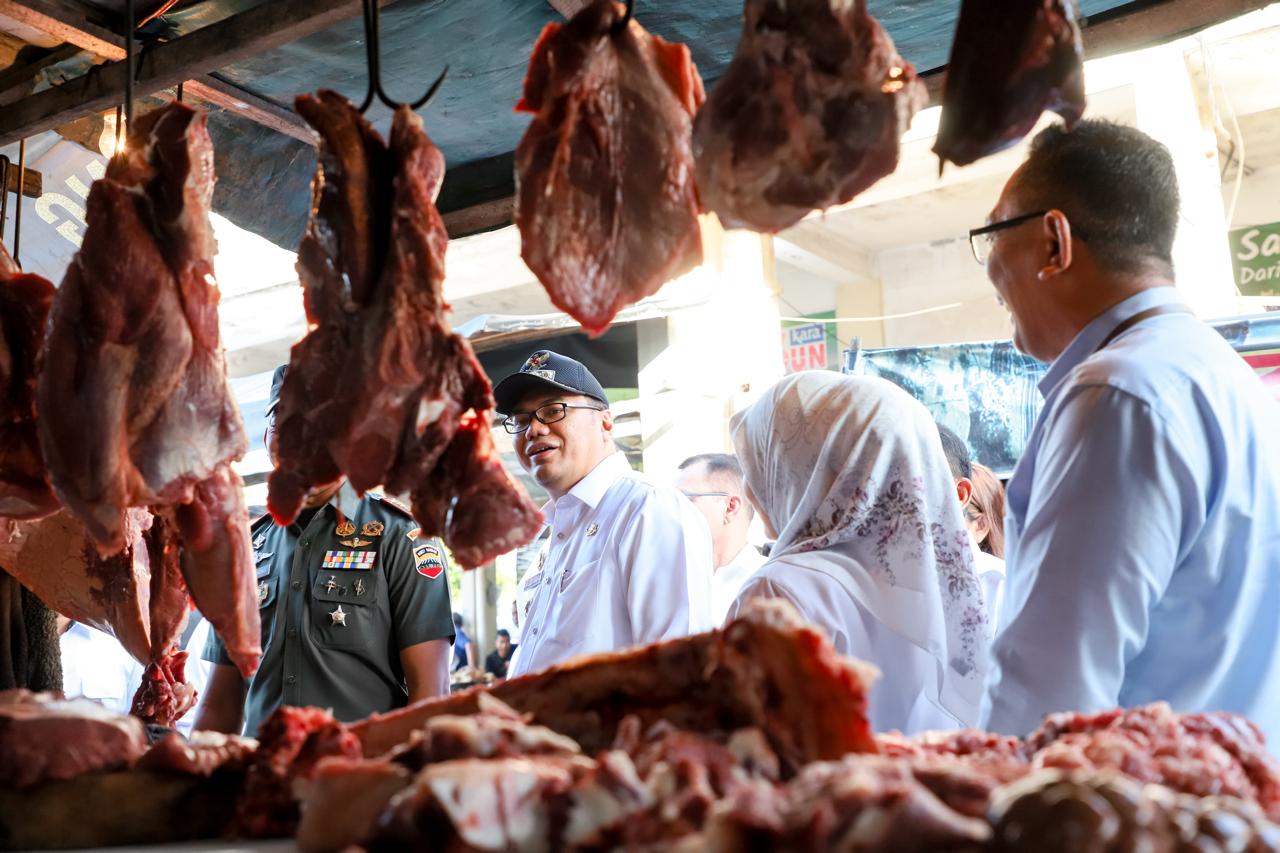 Pastikan Stabilitas Harga, Bupati Asri Ludin Tambunan Tinjau Pasar Rakyat Jelang Lebaran