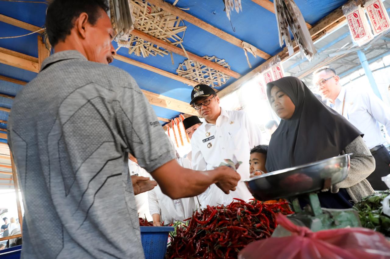 Pastikan Stabilitas Harga, Bupati Asri Ludin Tambunan Tinjau Pasar Rakyat Jelang Lebaran