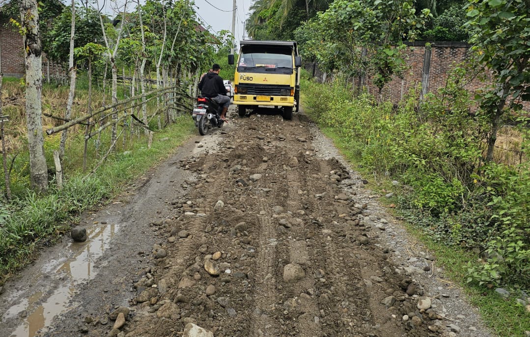 Demi Keselamatan, Sulaiman Perbaiki Jalan Rusak Pakai Dana Pribadi Demi Keselamatan, Sulaiman Perbaiki Jalan Rusak Pakai Dana Pribadi