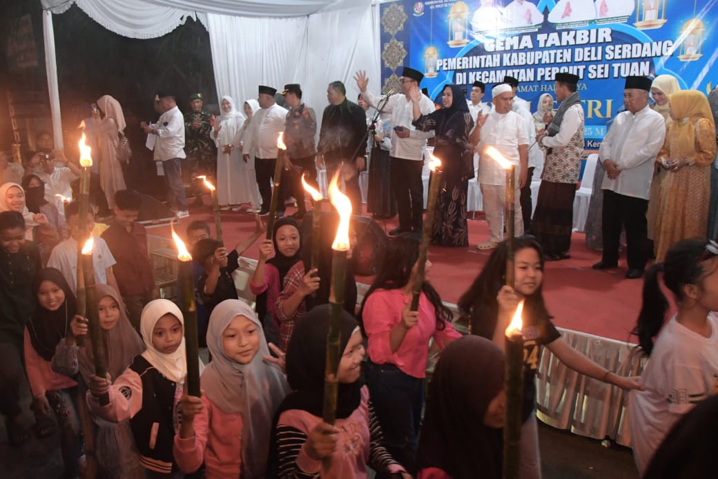 Asri Ludin Tambunan dan Lom Lom Suwondo Lepas Pawai Takbir Di Dua Kecamatan Asri Ludin Tambunan dan Lom Lom Suwondo Lepas Pawai Takbir Di Dua Kecamatan