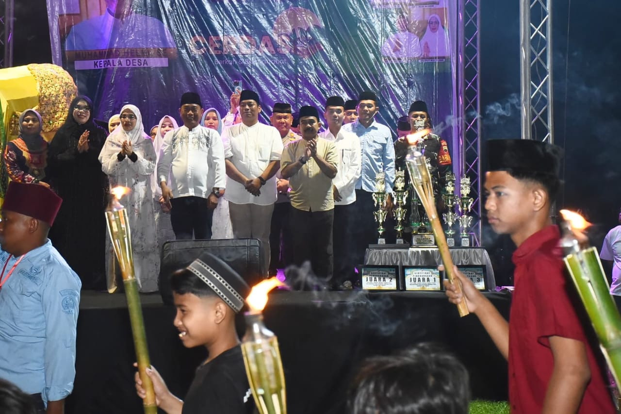Asri Ludin Tambunan dan Lom Lom Suwondo Lepas Pawai Takbir Di Dua Kecamatan