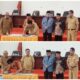 Ketua DPRD Nias Selatan, Elisati Halawa bersama Bupati Nias Selatan, Sokhiatulo Laia  saat menandatangani persetujuan Ranperda RPMJD 2025-2045 dan Ranperda Bangunan Gedung, Selasa (11/3). Waspada/Budi Gowasa