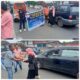 DPD Pemuda Pakpak Indonesia Kabupaten Dairi bagi takjil kepada pengendara yang melintas.Waspada/Kartolo Munte.