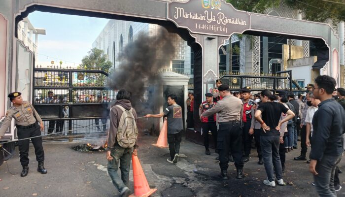 Ketua DPRD Sumut Tak hadir, Demo Mahasiswa Di Kantor Dewan Ricuh