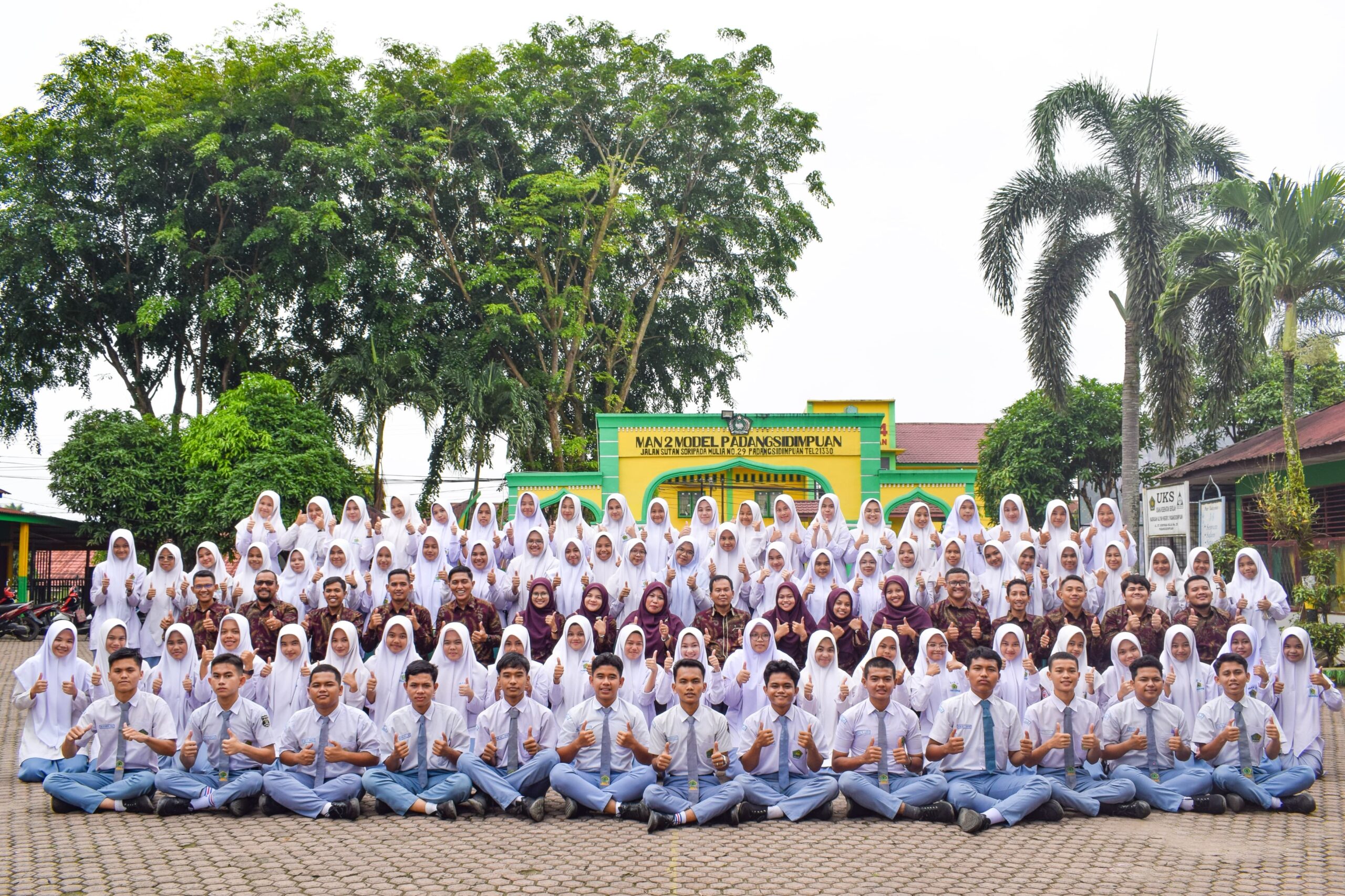 Keceriaan siswa lulus ke PTN Favorit melalui jalur SNBP 2025. Waspada/ist