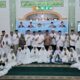 KANKEMENAG Kota Medan Dr. H.Impun Siregar, MA, Kepala KUA Medan Perjuangan H. Ramlan, S.Ag. MA dan undangan bersama jamaah calon haji foto bersama. Waspada/ist