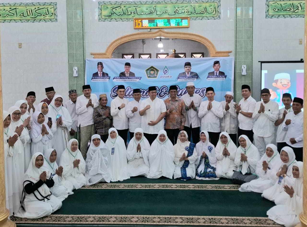 KANKEMENAG Kota Medan Dr. H.Impun Siregar, MA, Kepala KUA Medan Perjuangan H. Ramlan, S.Ag. MA dan undangan bersama jamaah calon haji foto bersama. Waspada/ist