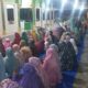 Jamaah Masjid Baitul Quddus Desa Tanjung Sari khususnya kaum Ibu membludak sampai ke teras Masjid pada malam pertama Ramadhan 1446 H / 2025 M untuk menunaikan Shalat Isya dan Tarawih berjamaah , Jumat (28/2) malam. (Waspada/HM Husni Siregar/B)