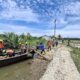 Petugas PLN saat melakukan penggantian tiang jaringan listrik di Desa Nelayan Seberang.