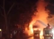 Truk Ekspedisi Terbakar Di Jalinsum Torgamba, 48 Sepeda Motor Hangus