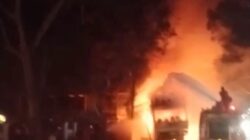 Truk ekspedisi Hino terbakar di Jalinsum Torgamba, Kab. Labusel, Minggu (2/3/2025) dini hari. Waspada/Deni Daulay