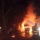 Truk ekspedisi Hino terbakar di Jalinsum Torgamba, Kab. Labusel, Minggu (2/3/2025) dini hari. Waspada/Deni Daulay