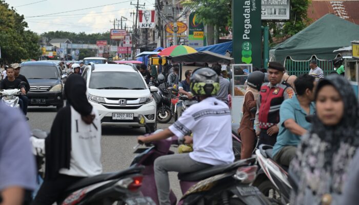 Puasa Perdana, Masyarakat Serbu Lapak Takjil Di Pasar Ketapang