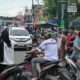 Para pembeli berburu takjil pada puasa pertama bulan Ramadhan 1446 H membuat macet jalanan di sekitar pasar Ketapang Kecamatan Darul Imarah, Aceh Besar, Sabtu (1/3) sore. (Waspada/Zafrullah)