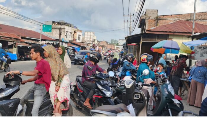 Antusiasme Warga Berburu Takjil Di Panteraya Bener Meriah