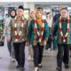 Wali Kota dan Wakil Wali Kota Pematangsiantar Wesly Silalahi (lima kiri depan) dan Herlina (empat kiri depan) bersama rombongan berjalan keluar setelah mendarat di Bandara Internasional Kuala Namu, Deli Serdang, Senin (3/3) dan mendapat penyambutan dan pengalungan bunga dari jajaran Pemko.(Waspada-Ist).
