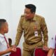 BUPATI Humbahas, Dr Oloan Paniaran Nababan berinteraksi dengan siswa perwakilan kegiatan GIP Anak Super di Jakarta. Waspada/Ist