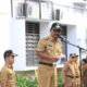 Wali kota memberikan kata sambutan pada apel ASN dan non ASN yang diadakan di lapangan parkit Pemko Binjai.(Waspada/Ist).