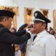 BUPATI Humbahas, Dr. Oloan Paniaran Nababan menyematkan tanda jabatan kepada Kades Pengganti Antarwaktu dalam upacara pelantikan di Aula Pendopo Kantor Bupati Humbahas.Waspada/Ist
