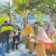 Komunitas Takjil Koloborasi (KTK) bagi-bagi takjil diseputar Balai Kota Banda Aceh, Senin (03/03/25).(Waspada/T.Mansursyah