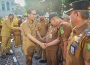 Jadikan Pemko Medan Keluarga Besar Masyarakat, Usai Apel Rico Waas Salami Seluruh ASN