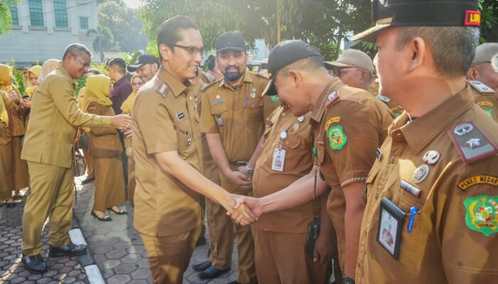 Jadikan Pemko Medan Keluarga Besar Masyarakat, Usai Apel Rico Waas Salami Seluruh ASN